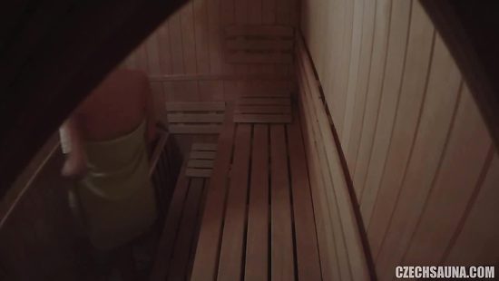 Скрытая камера в женской бане засняла двух мамаш