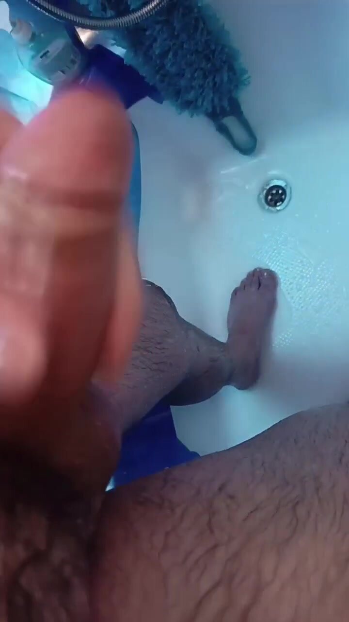 Кончаю в душе