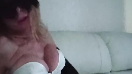 заманивает